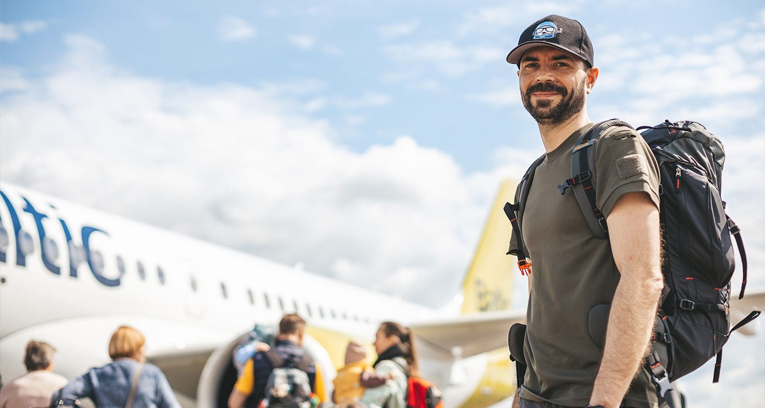 smiling-tourist-prepared-for-a-flight-S5EBYE3.jpg